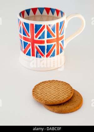 Une tasse de thé anglais voie lactée dans une Union Jack britannique biscuits digestifs avec mug Banque D'Images