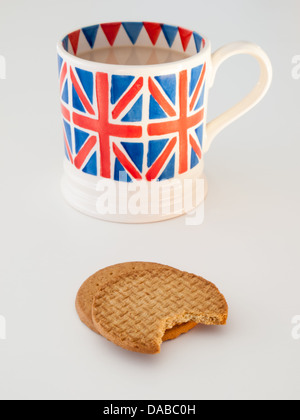 Une tasse de thé anglais voie lactée dans une Union Jack britannique biscuits digestifs avec mug Banque D'Images