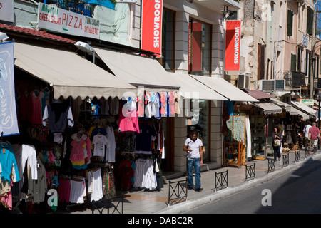 Boutiques et étals du vendeur de chaque ligne de description le labyrinthe de rues étroites à La Canée, Crète, Grèce. Banque D'Images