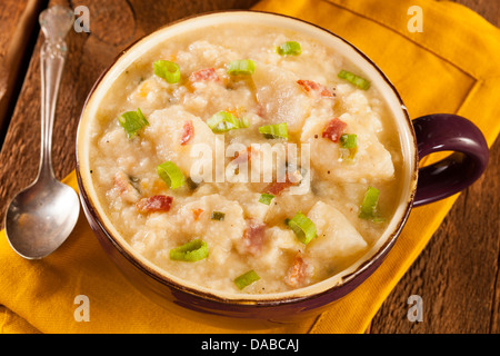 Soupe de pommes de terre crémeuse faite maison avec du Bacon et Oignon vert Banque D'Images