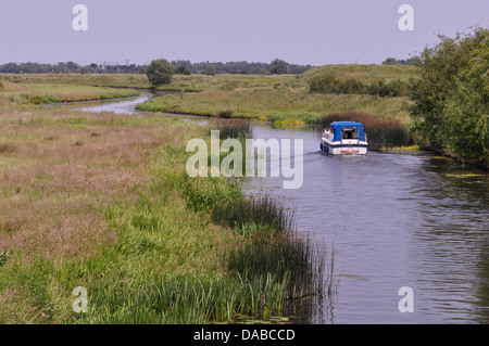 Old West River de la A1123 au sud-est de Stretham, Cambridgeshire Fens, UK Banque D'Images