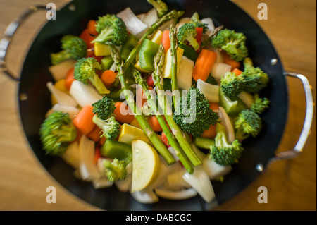 Une collection de légumes frais sont coupés et prêts à être incorporer a tiré dans un wok. Banque D'Images