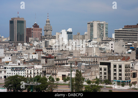 Skyline de Montevideo vu du port Banque D'Images