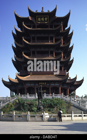 La Yellow Crane Tower ou Huang He lou un traditionnel tour construite en 1981, existé sous diverses formes depuis au moins 223 AD situé en haut de Snake Hill sur la rive de la rivière Yangtze, dans le quartier de Wuchang, dans la ville de Wuhan dans la province du Hubei en Chine Banque D'Images