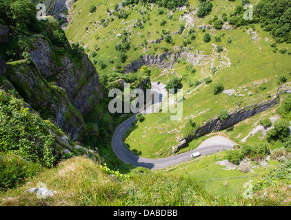 À la droit vers le bas des falaises de la Gorge de Cheddar à l'abrupte route sinueuse dans la gorge marbre Somerset UK Banque D'Images