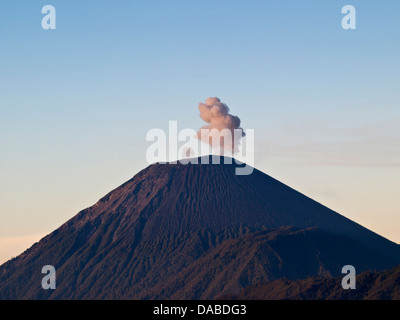 Fumée sortant du volcan Semeru Banque D'Images