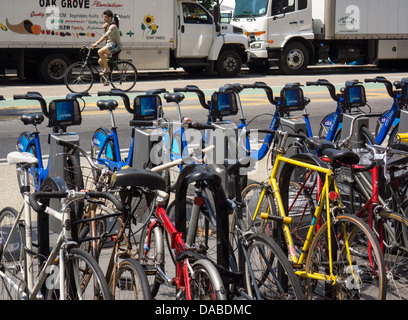 CitiBikes sont alignés dans leur station d'à côté des vélos dans un porte vélo Banque D'Images