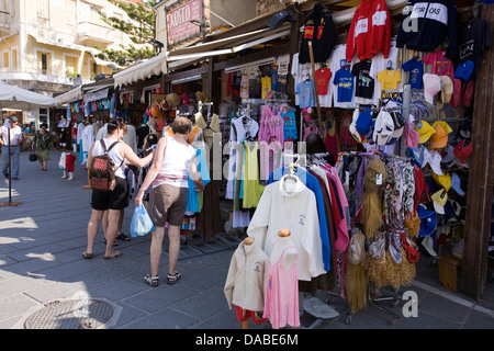 Boutiques et étals du vendeur de chaque ligne de description le labyrinthe de rues étroites à La Canée, Crète, Grèce. Banque D'Images