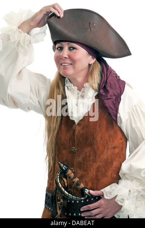 Habillé d'un costume Halloween Party, un pirate dame ajuste la pertinence de son chapeau. Banque D'Images