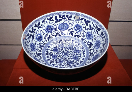 Un bol en porcelaine au design trop élaboré de la dynastie Qing exposé au musée d'histoire de Xi'an, la capitale de la province de Shaanxi, en Chine Banque D'Images