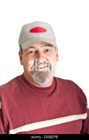 Sourire d'un bon naturel soixante cinq ans un homme portant une casquette de baseball. isolé sur fond blanc. Banque D'Images