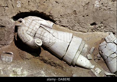 Fantassin excavés sculpture de l'Armée de terre cuite datant d'environ la fin du 3e siècle avant notre ère représentant les armées de Qin Shi Huang, le premier empereur de Chine situé dans le district de Lintong dans Xi'an, la capitale de la province du Shaanxi, Chine Banque D'Images