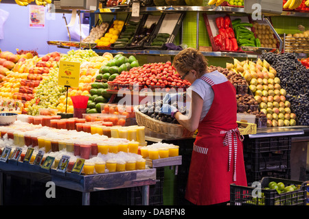 Figues à la femme l'organisation de marché de la Boqueria - Barcelone, Catalogne, Espagne Banque D'Images