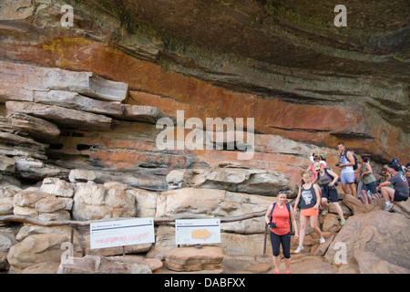 Groupe et touristes visitent l'art rupestre à Ubirr dans le parc national de Kakadu, par les autochtones des Premières nations, territoire du Nord, Australie Banque D'Images