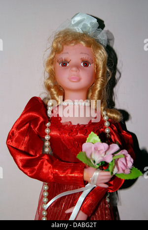 Belle Doll Girl Holding flowers Banque D'Images