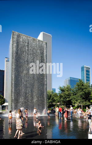 LES FOULES D'ÉTÉ SE RAFRAÎCHISSEUR DE LA FONTAINE DE LA COURONNE (©JUAME PLENSA 2004) MILLENNIUM PARK CHICAGO ILLINOIS ÉTATS-UNIS Banque D'Images