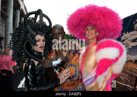 Papis Loveday (C) pose avec deux membres du divin à l'extérieur de la légendaire Dames P1 discothèque à Munich, Allemagne, 08 juillet 2013. La devise du club pour cette année, la fête de l'été dans 'obtenir vos coups de pied sur la route P1 !" Photo : FELIX HOERHAGER Banque D'Images