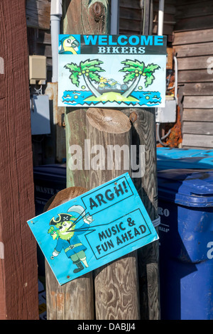 Les Motards bienvenue humour ; restaurant sign posted in Cedar Key, en Floride. Banque D'Images