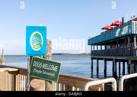 Chiens bienvenus, les gens tolérés ; restaurant sign humoristique publié dans Cedar Key, en Floride. Banque D'Images