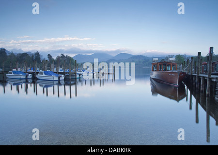 Les eaux calmes de Derwent Water dans le Parc National du Lake District, Cumbria, Angleterre, Royaume-Uni, Europe Banque D'Images