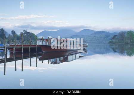 Les eaux calmes de Derwent Water dans le Parc National du Lake District, Cumbria, Angleterre, Royaume-Uni, Europe Banque D'Images