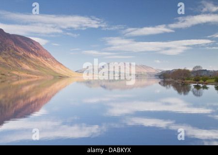 Les eaux calmes de Crummock Water dans le Parc National du Lake District, Cumbria, Angleterre, Royaume-Uni, Europe Banque D'Images