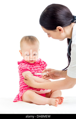 Médecin vaccinant enfant isolé sur fond blanc Banque D'Images