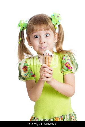 Funny kid girl eating ice cream en studio isolated Banque D'Images