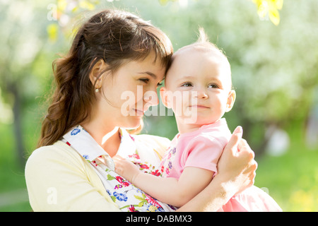 Loving mother with baby girl outdoors Banque D'Images