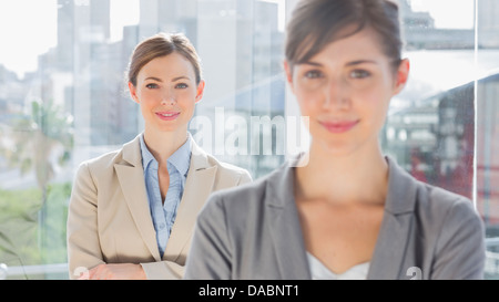 Deux femmes d'smiling at camera Banque D'Images