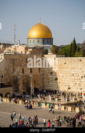 Vue sur le mur occidental (Mur des lamentations) et le dôme du Rocher mosquée, Jérusalem, Israël, Moyen Orient Banque D'Images