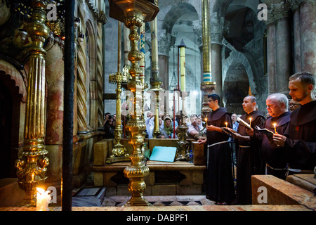 Les moines Franciscains à l'église du Saint-Sépulcre dans la vieille ville, Jérusalem, Israël, Moyen Orient Banque D'Images