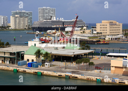 Holland America le navire de croisière de Port Everglades, Fort Lauderdale, Floride, États-Unis d'Amérique, Amérique du Nord Banque D'Images