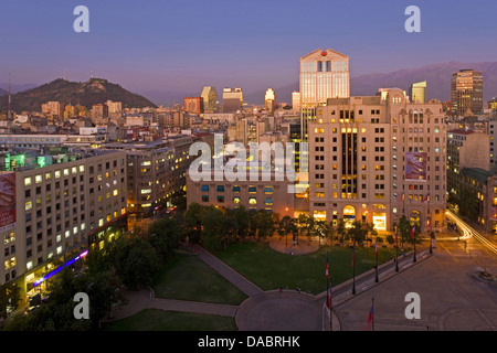 Vue sur la Plaza de la Constitucion et Palacio de la Moneda (Palais présidentiel), Santiago, Chili, Amérique du Sud Banque D'Images