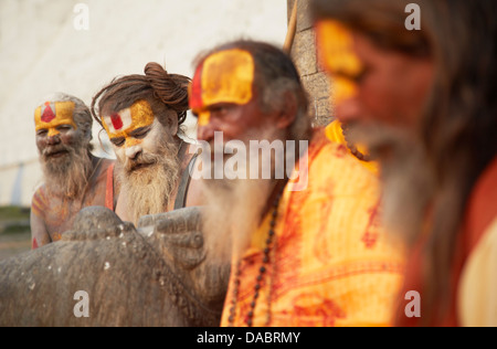 Sadhus (saints hommes) au temple de Pashupatinath, Katmandou, Népal, Asie Banque D'Images