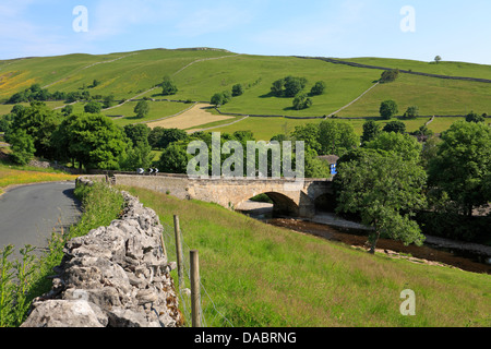 Pont sur la rivière Wharfe dans Kettlewell, Wharfedale, Yorkshire du Nord, Yorkshire Dales National Park, England, UK. Banque D'Images