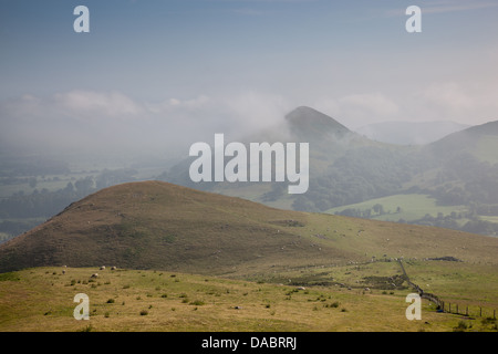 L'Lawley dans les nuages bas avec peu de Caradoc au premier plan, près de Church Stretton, Shropshire Banque D'Images