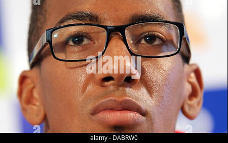 Le Bayern Munich's Jerome Boateng est assis au cours d'une conférence de presse à Riva, Italie, 10 juillet 2013. Le Bayern Munich se prépare à la saison 2013/14 à leur camp d'entraînement à Arco, Italie, du 04 au 12 juillet 2013. Photo : Karl Josef OPIM Banque D'Images