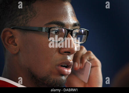 Le Bayern Munich's Jerome Boateng est assis au cours d'une conférence de presse à Riva, Italie, 10 juillet 2013. Le Bayern Munich se prépare à la saison 2013/14 à leur camp d'entraînement à Arco, Italie, du 04 au 12 juillet 2013. Photo : Karl Josef OPIM Banque D'Images