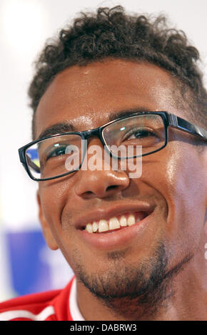 Le Bayern Munich's Jerome Boateng est assis au cours d'une conférence de presse à Riva, Italie, 10 juillet 2013. Le Bayern Munich se prépare à la saison 2013/14 à leur camp d'entraînement à Arco, Italie, du 04 au 12 juillet 2013. Photo : Karl Josef OPIM Banque D'Images