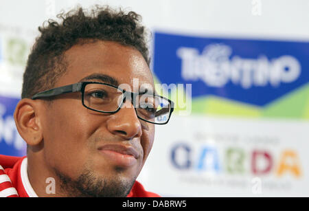 Le Bayern Munich's Jerome Boateng est assis au cours d'une conférence de presse à Riva, Italie, 10 juillet 2013. Le Bayern Munich se prépare à la saison 2013/14 à leur camp d'entraînement à Arco, Italie, du 04 au 12 juillet 2013. Photo : Karl Josef OPIM Banque D'Images