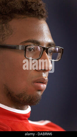 Le Bayern Munich's Jerome Boateng est assis au cours d'une conférence de presse à Riva, Italie, 10 juillet 2013. Le Bayern Munich se prépare à la saison 2013/14 à leur camp d'entraînement à Arco, Italie, du 04 au 12 juillet 2013. Photo : Karl Josef OPIM Banque D'Images