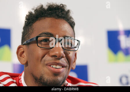 Le Bayern Munich's Jerome Boateng est assis au cours d'une conférence de presse à Riva, Italie, 10 juillet 2013. Le Bayern Munich se prépare à la saison 2013/14 à leur camp d'entraînement à Arco, Italie, du 04 au 12 juillet 2013. Photo : Karl Josef OPIM Banque D'Images