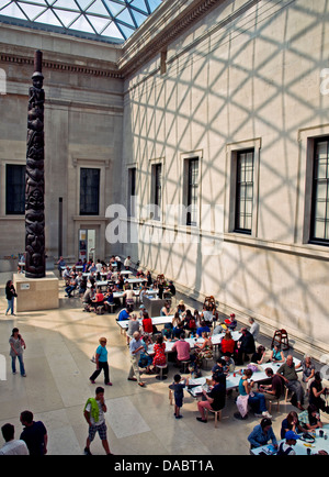 La grande cour de la British Library montrant des totems, Great Russell Street, Londres, Angleterre, Royaume-Uni Banque D'Images