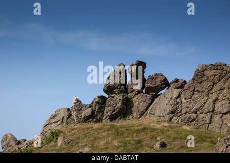 Trois doigts Rock le Caer Caradoc Hill près de Church Stretton, Shropshire, avec des moutons et permanent à la recherche Banque D'Images