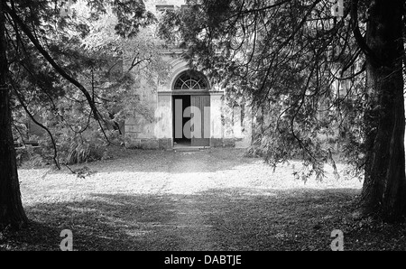 Entrée de l'église. Chartreuse, Pleterje, la Slovénie. La photographie d'archives à partir de la 1985. Banque D'Images