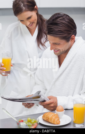 Couple de prendre le petit déjeuner dans la cuisine Banque D'Images