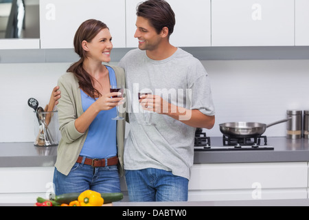 Couple clinking leurs verres de vin rouge Banque D'Images