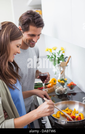 La cuisson des légumes en couple Banque D'Images