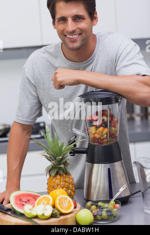 Homme séduisant s'appuyant sur son blender Banque D'Images